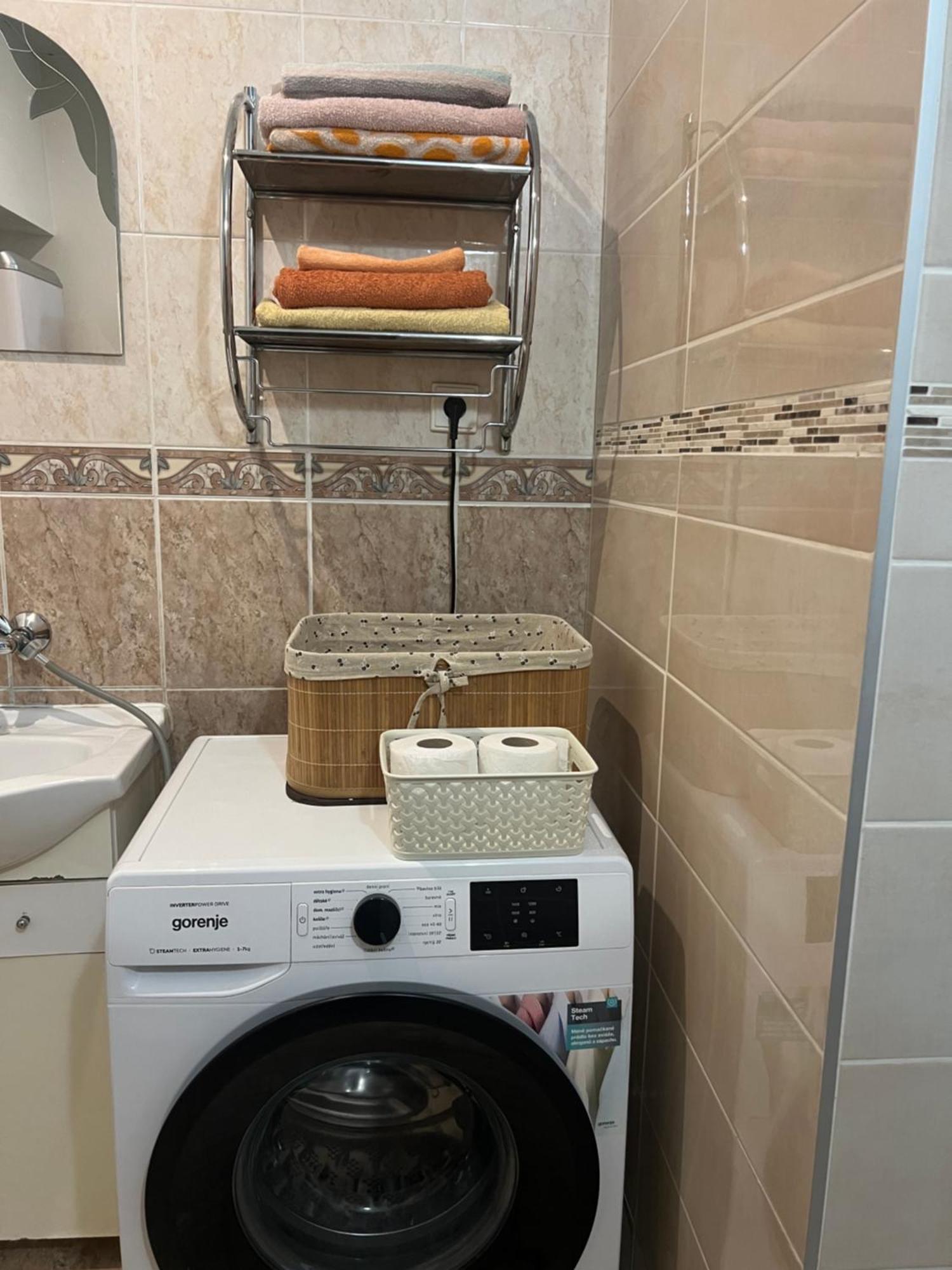 -Self-Check- 4-Bedroom Family House With Heated Tub 레비체 외부 사진
